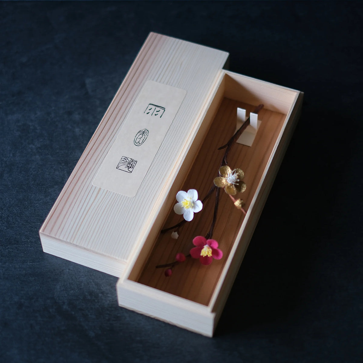 お正月の一輪「紙の花 紅白金梅」| 雨 北鎌倉 – amanai