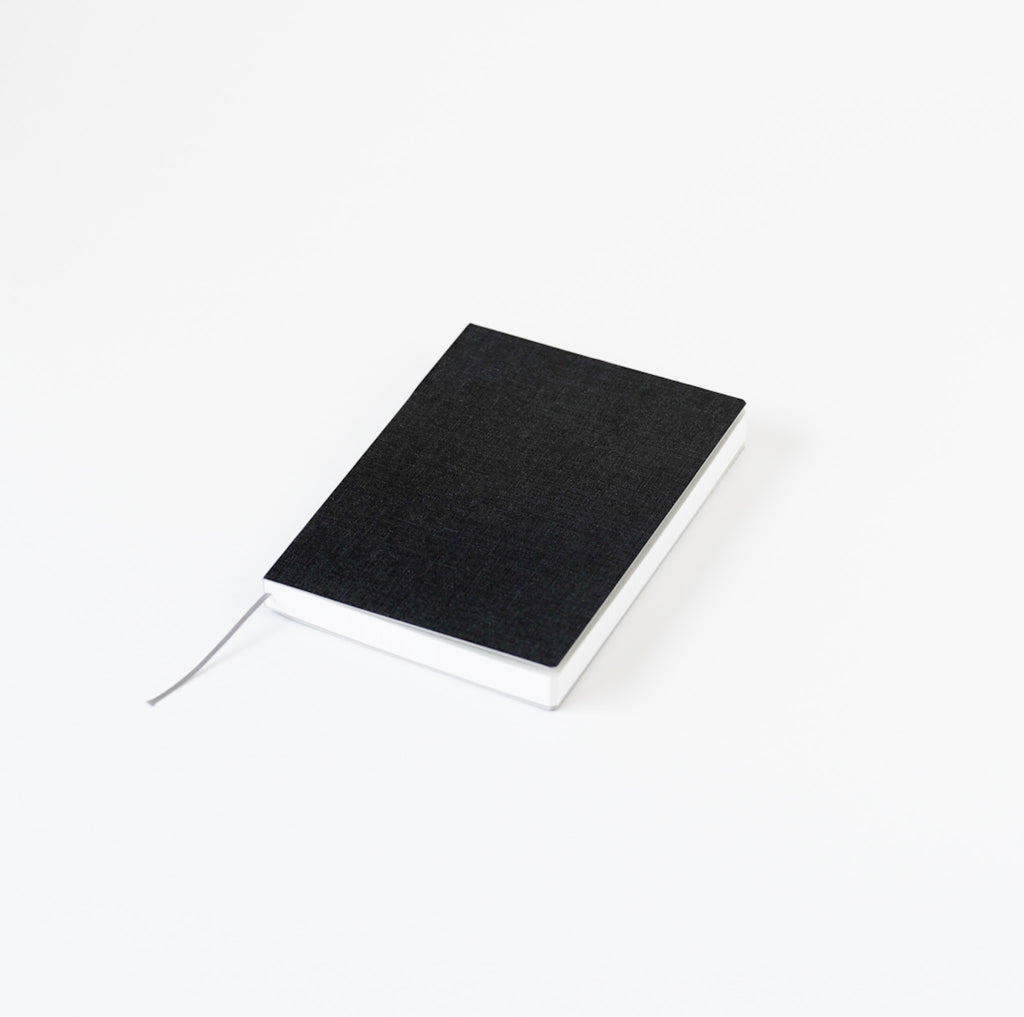 Notebook A6 Grid 全体　黒い装丁